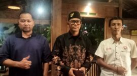 Ketua Umum GPMP Andre Felani (tengah) didampingi ketua harian Danu Teguh Prasetyo dan Ketua Divisi 5 Endri Ristiadi usai memberikan keterangan pers