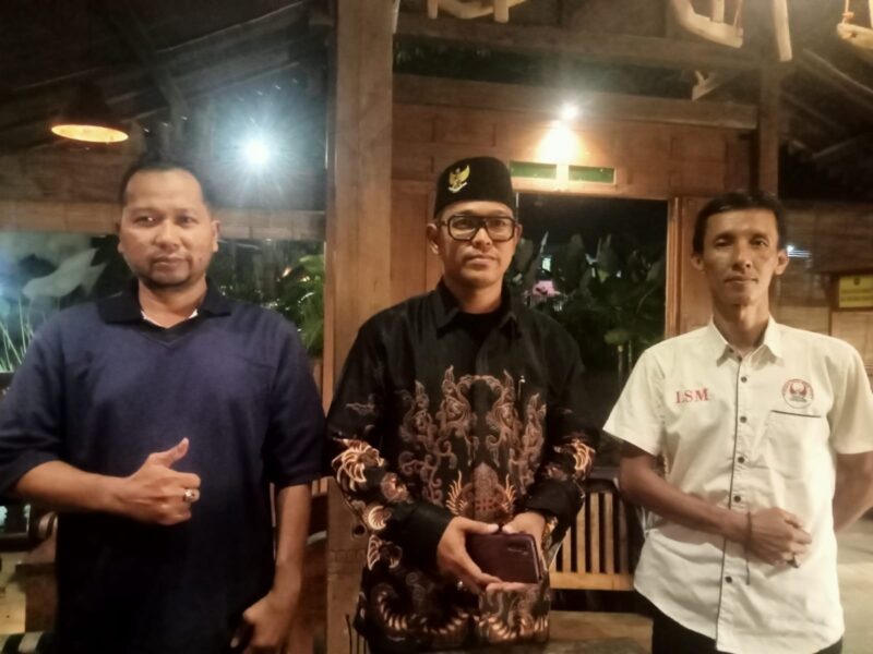 Ketua Umum GPMP Andre Felani (tengah) didampingi ketua harian Danu Teguh Prasetyo dan Ketua Divisi 5 Endri Ristiadi usai memberikan keterangan pers